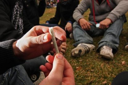 Jóvenes consumiendo drogas