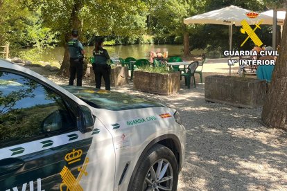 Un vehículo de la Guardia Civil, en las cercanías del lugar de los hechos, en una playa fluvial del río Arlanza.