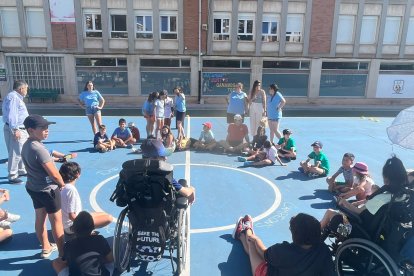 Un momento de la visita institucional a los campamentos inclusivos, en el colegio Francisco de Vitoria.