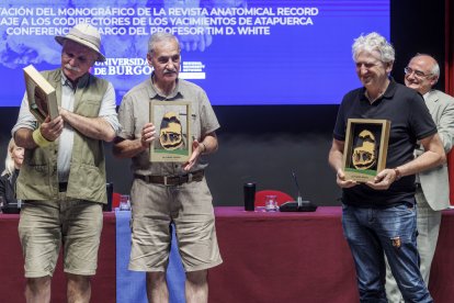 Homenaje a los codirectores de Atapuerca en el Paraninfo de la Universidad.