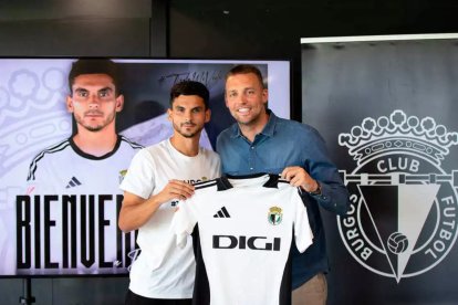 Florian Miguel y Michu posan con la camiseta del club.