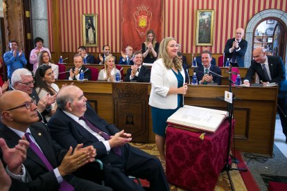 Peña junto al resto de exacaldes en la toma de posesión de Cristina Ayala.