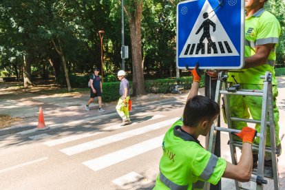 Obras en el paso de peatones del paseo de la Isla, a la altura del número 10, para mejorar sus sistemas de iluminación y colocar sensores de detección de las personas.