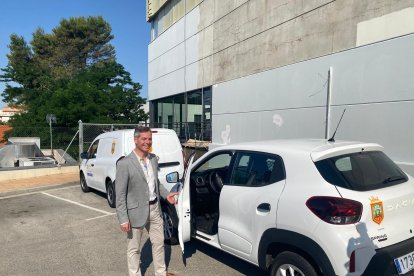 César Barriada, junto a los nuevos vehículos, en la zona de acceso al polideportivo de Pisones.