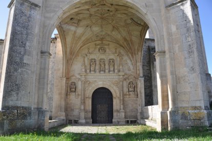 Espectacular pórtico de la iglesia de San Juan Bautista.