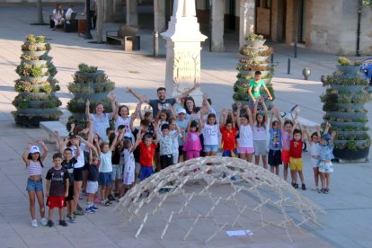 Los niños realizaron una cúpula con piezas de plástico.