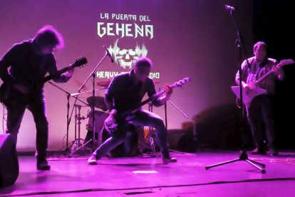 Triaje, en concierto, durante la emisión de 'La Puerta del Gehena' en la Casa de Cultura de Gamonal.