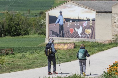 Una pareja de peregrinos, a punto de llegar a Rabé de las Calzadas.