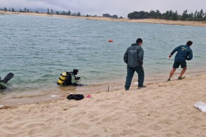 Miembros del GEAS buscan en el embalse del Ebro.