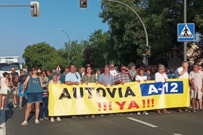 Primera manifestación en Ibeas exigiendo la construcción de los tramos pendientes de la A-12.