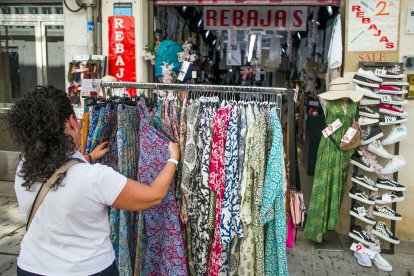 El pequeño comercio de Burgos saca sus productos a la calle para aprovechar al máximo la campaña veraniega de rebajas.