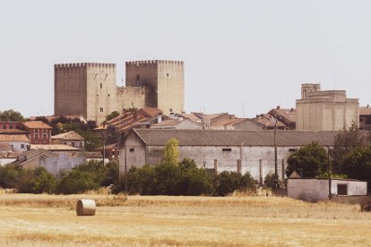 Imagen de la nave con el alcázar de fondo.