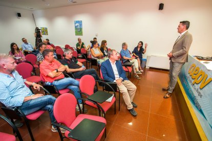 Un momento de la reunión en la sede de la Asociación de Empresarios del Polígono de Villalonquéjar con responsables de Aguas de Burgos.