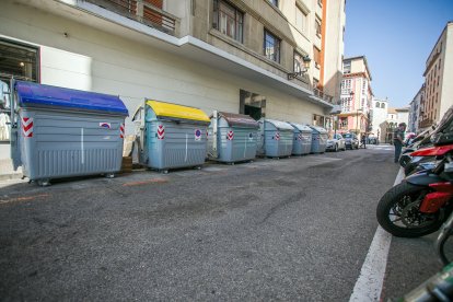 Contenedores de basura en la calle Cordón de Burgos.