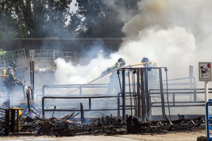 Los Bomberos sofocan un incendio en el punto limpio del G-3.