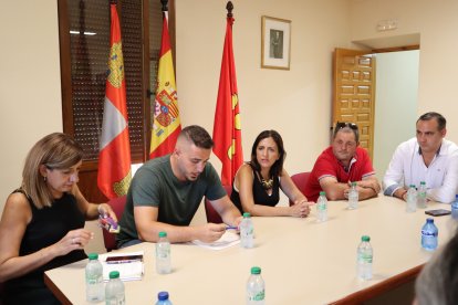 Imagen de la reunión de representantes del PSOE con la Corporación de La Horra