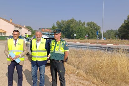 El subdelegado del Gobierno en Burgos, Pedro de la Fuente, junto al jefe provincial de Tráfico, Raúl Galán, y el capitán del subsector de tráfico de la Guardia Civil, Juan Antonio Jiménez.