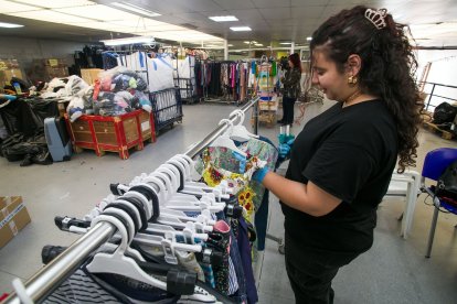 Una empleada de la empresa de inserción Embico, de Cáritas Burgos, en pleno proceso de selección de la ropa recogida.