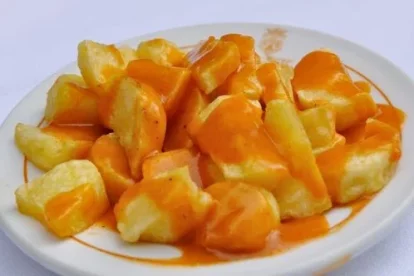 Imagen de las típicas patatas bravas del Meson Burgos cuya receta tiene más de 60 años