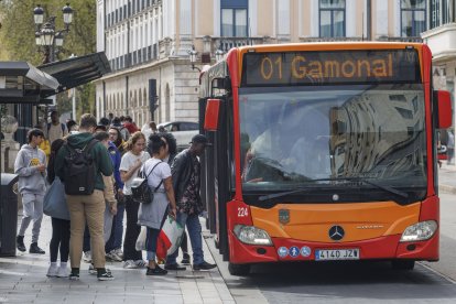 Un grupo de viajeros acceden al autobús que recorre la línea 1, que enlaza el centro con Gamonal.