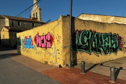 Grafitis en una tapia en el centro de Villagonzalo.