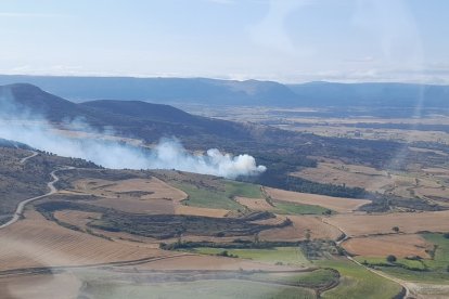 El humo afecta a la carretera que une Salinillas de Bureba con Buezo.