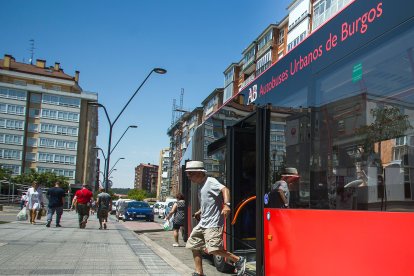 Un hombre mayor desciende de un autobús en Gamonal.