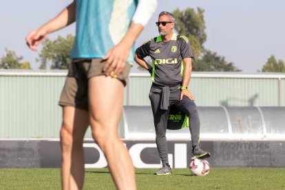 Bolo observa el entrenamiento de este sábado en Castañares.