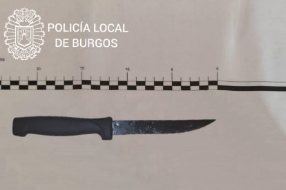 Arma blanca incautada por la policía local.