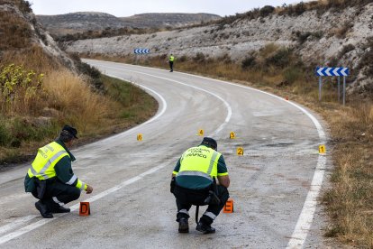 Agentes de la Guardia Civil de Tráfico, en el lugar del accidente.