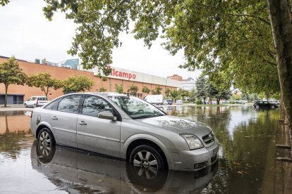 El estacionamiento junto al centro comercial Camino de la Plata se convirtió en una balsa de agua tras la tromba.