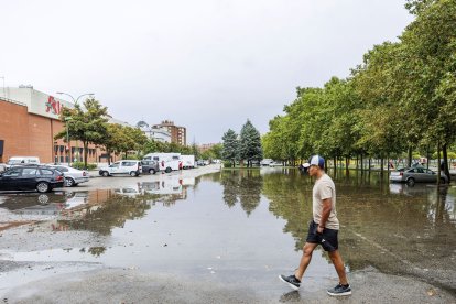 Balsa de agua en el aparcamiento junto al centro comercial del Camino de la Plata en Burgos.