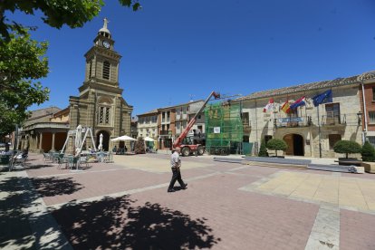 Imagen de la plaza, con el Ayuntamiento a la derecha.