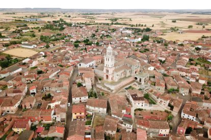 Vista aérea de Santa María del Campo, con su espectacular templo en el centro.