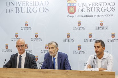 El investigador Andrés Díaz (derecha), junto al rector de la UBU y al vicerrector de Investigación, Transferencia e Innovación