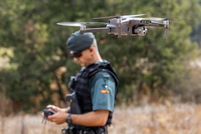 Un agente de la Guardia Civil pilota uno de los drones que posee la Comandancia de Burgos.