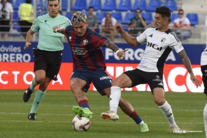 Imagen del partido entre el Huesca y el Burgos CF.