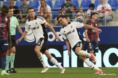 Íñigo Córdoba celebra el gol marcado al Huesca.