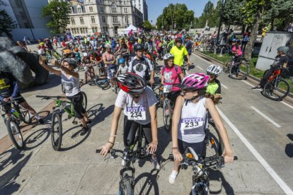 Salida de la Bicicletada solidaria de Adacebur desde el paseo de la Sierra de Atapuerca.