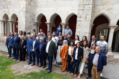 Foto de familia de los participantes en los programas mixtos de formación y empleo de jardinería y madera con representantes de la Junta y la Diputación.