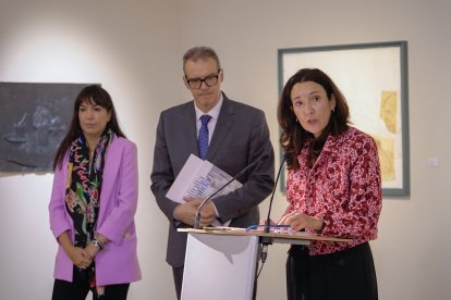 De izquierda a derecha: Laura Revuelta, Jose Ángel Pérez Álvarez (Ibercaja) y Laura Sebastián (F. Círculo).