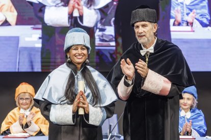 Visha Ferrer, tras ser investida doctora honoris causa por la UBU, junto al rector, Manuel Pérez Mateos.