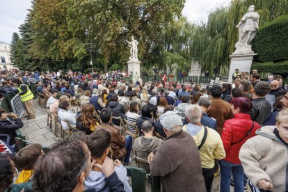 El Paseo del Espolón, abarrotado de espectadores.