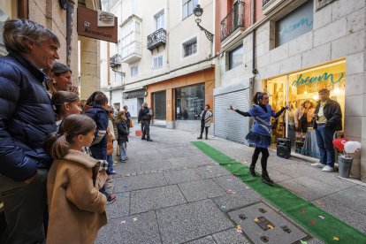 Desfile improvisado ante uno de los comercios que participaron en la Noche Abierta.