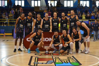 Los jugadores del San Pablo Burgos posan con la Copa de Castilla y León.