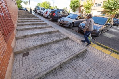 La calle Frías tiene tramos de escaleras y la parte de acera sin peldaños resulta estrecha para acceder con sillas de ruedas o carritos de niños.