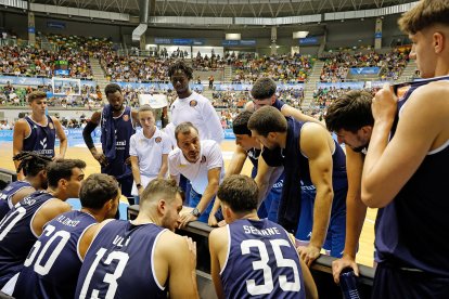 Salva Camps da instrucciones a sus jugadores.