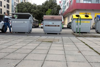 Un ciudadano utiliza uno de los contenedores de basura, ubicados en la vía pública en Burgos.
