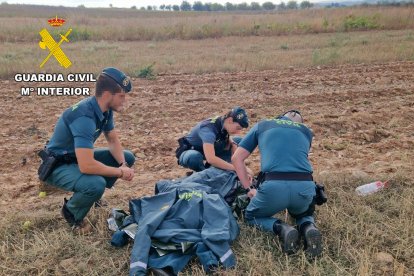 Los agentes atienden a la anciana que llevaba desaparecida varias horas.