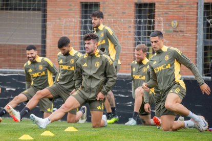 Curro Vázquez realizando estiramientos en el entrenamiento del miércoles en Castañares en el que acabó lesionado.